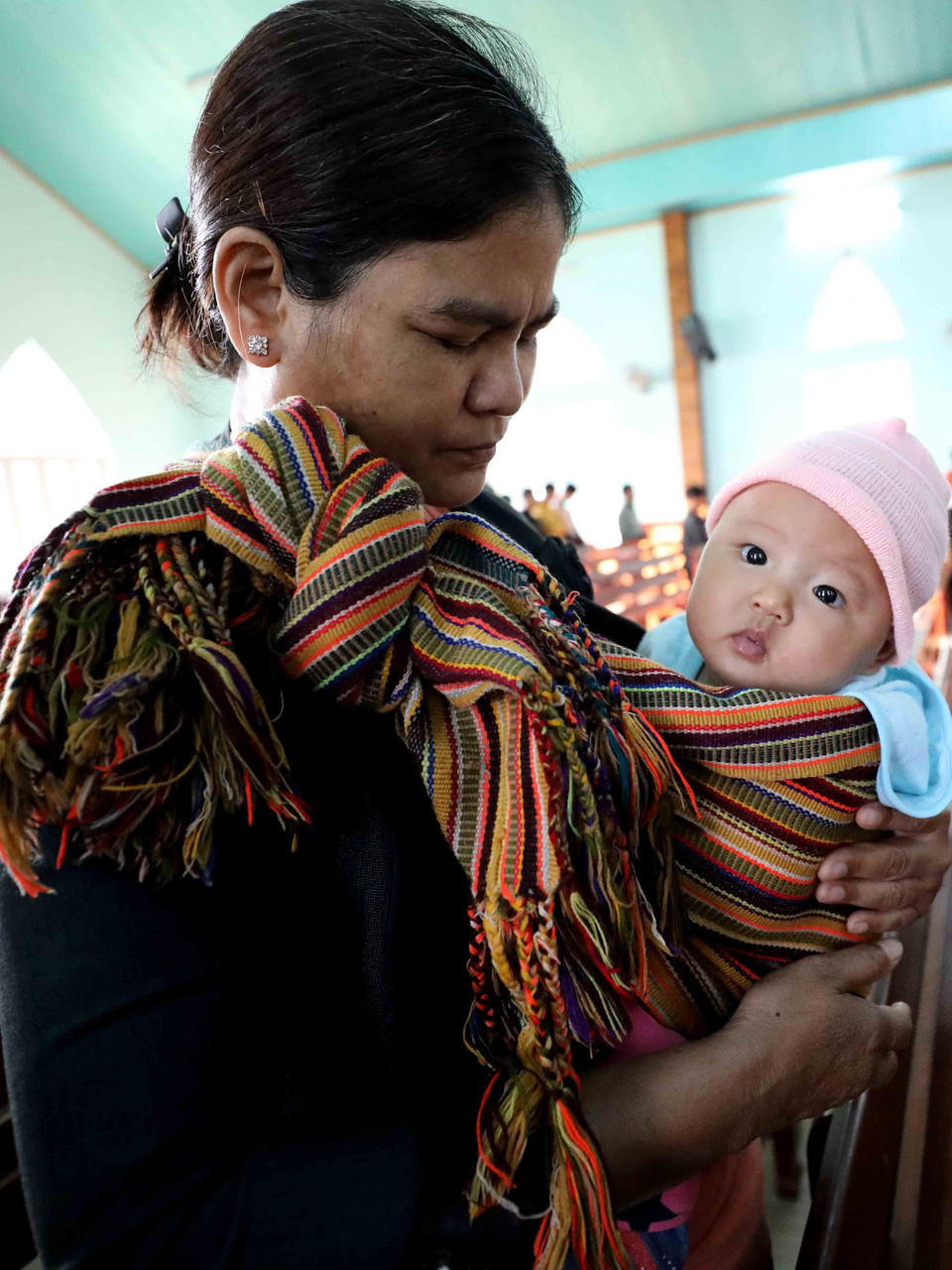Các thế hệ người dân đến Nhà thờ Tin Lành Plei Mơ Nú đều đặn 2 ngày mỗi tuần. (Ảnh: Nhật Anh/TTXVN)