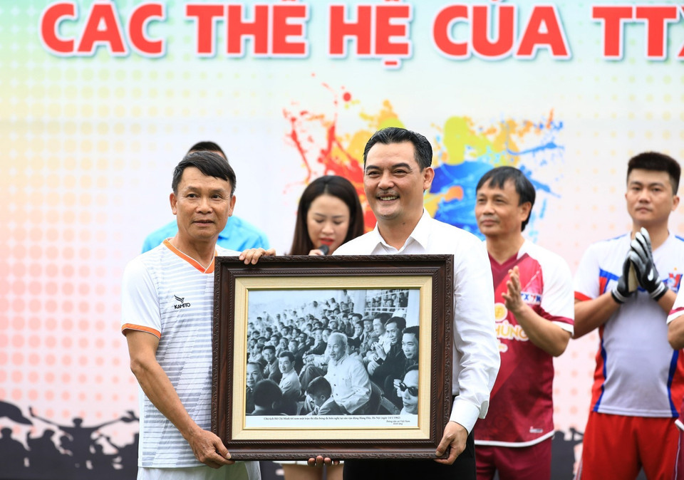 Tổng Giám đốc TTXVN Nguyễn Đức Lợi tặng quà lưu niệm cho nhà tài trợ trận đấu. (Ảnh: Thành Đạt/TTXVN)