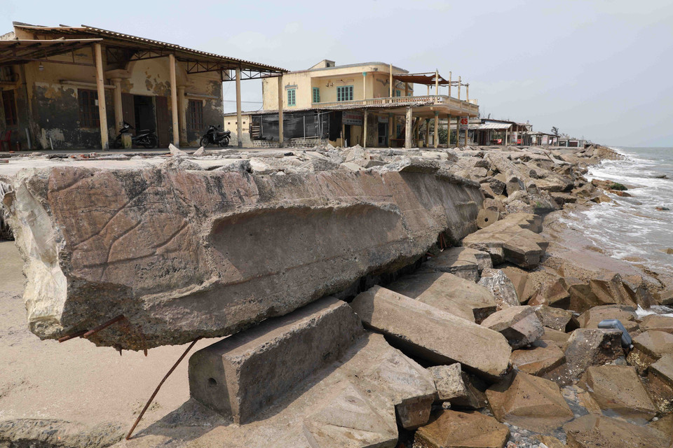 Tuyến đê biển Thịnh Long thuộc thị trấn Thịnh Long, huyện Hải Hậu bị hư hỏng nặng do bão những năm trước, hiện vẫn chưa bố trí được nguồn vốn để sửa chữa, khôi phục. (Ảnh: Vũ Sinh/TTXVN)