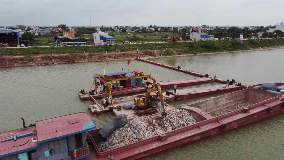 Từ cuối tháng 12/2020, tỉnh Nam Định triển khai xử lý khẩn cấp đoạn kè Quy Phú (từ k 177+900 - k180+050) bị sạt lở nặng, thuộc tuyến đê Hữu Hồng, xã Nam Hồng, huyện Nam Trực. Đến nay, công trình đã hoàn thành khoảng 60% khối lượng. (Ảnh: Vũ Sinh/TTXVN)