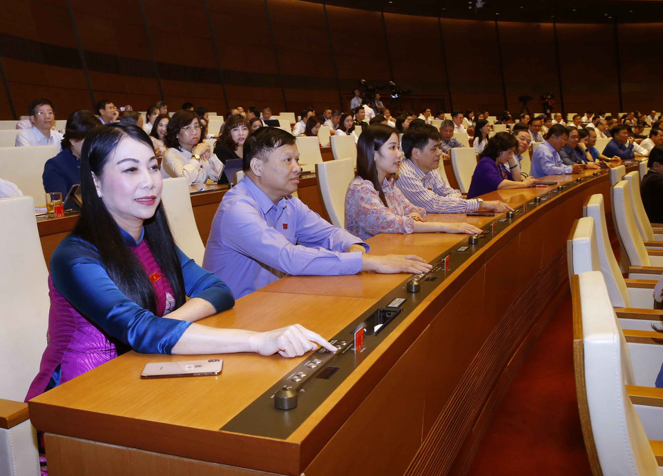 Đại biểu biểu quyết thông qua Nghị quyết bầu một số Phó Chủ tịch Quốc hội. (Ảnh: Doãn Tấn/TTXVN)