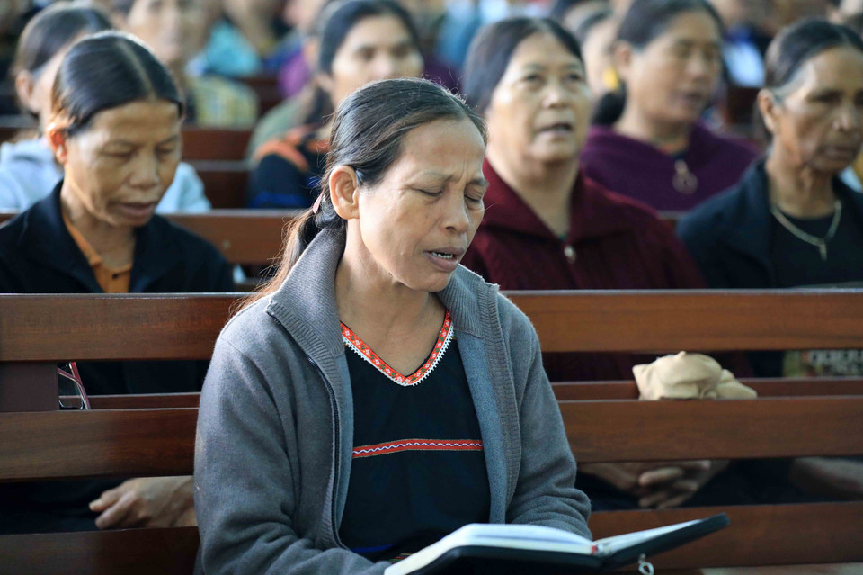 Được hát lên những khúc Thánh ca giúp bà con giao dân tìm thấy sự bình yên trong cuộc sống. (Ảnh: Nhật Anh/TTXVN)