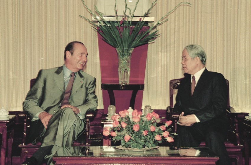 Tổng Bí thư Đỗ Mười tiếp Tổng thống Pháp Jacques Chirac thăm chính thức Việt Nam và dự Hội nghị thượng đỉnh Cộng đồng Pháp ngữ tại Hà Nội (12/11/1997). (Ảnh: Nguyễn Khang/TTXVN)
