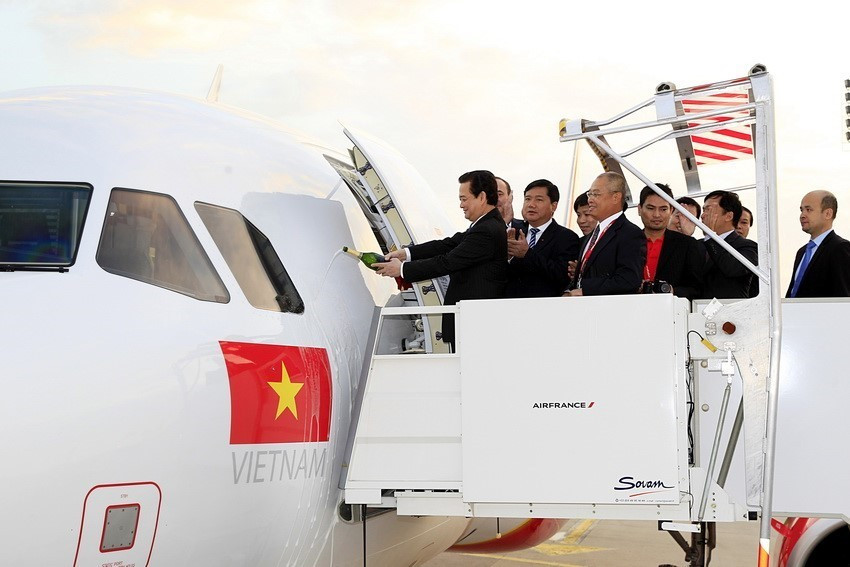 Thủ tướng Nguyễn Tấn Dũng chứng kiến Lễ chuyển giao máy bay của Hãng chế tạo máy bay Airbus cho Hãng hàng không VietJet (VietJetAir) nhân chuyến thăm chính thức Cộng hòa Pháp, ngày 26/9/2013. (Ảnh: Đức Tám/TTXVN)