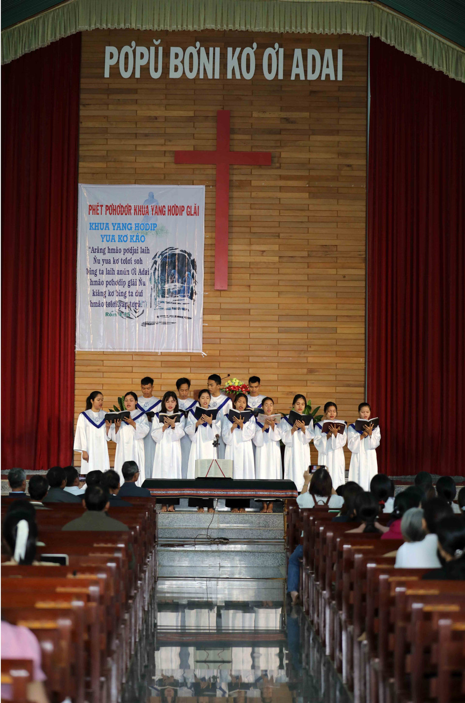 Các ban hát là các thế hệ người dân trong xã Chư Á cùng nhau hát tôn vinh Chúa mỗi sáng chủ nhật. (Ảnh: Nhật Anh/TTXVN)