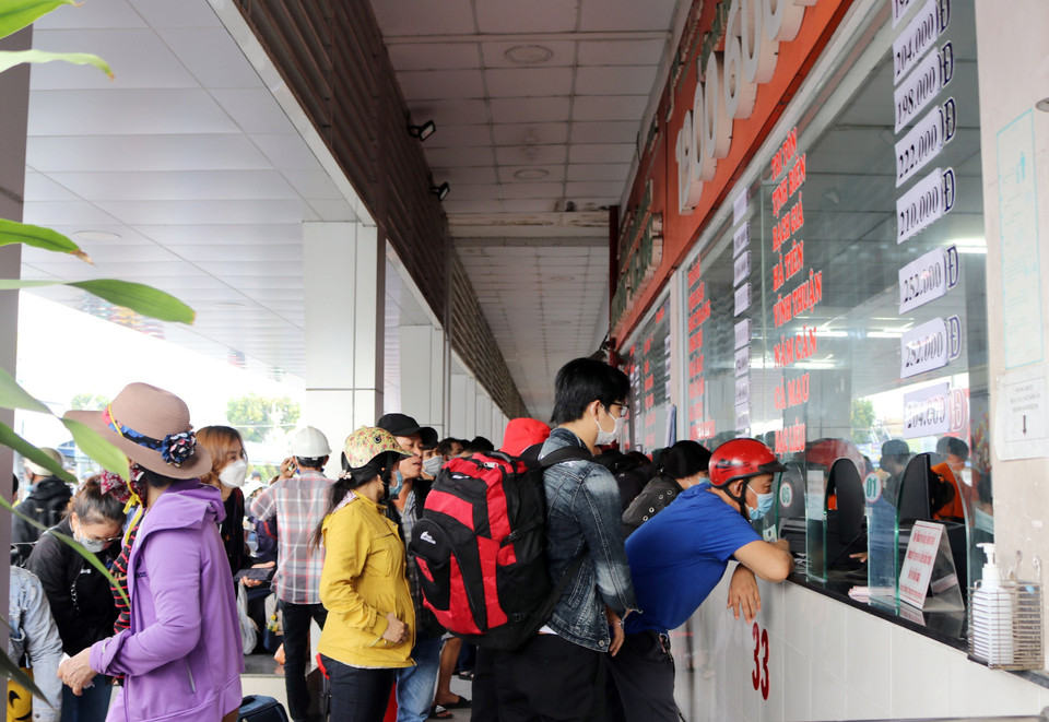 Hành khách xếp hàng mua vé tại Bến xe miền Tây. (Ảnh: Tiến Lực/TTXVN)