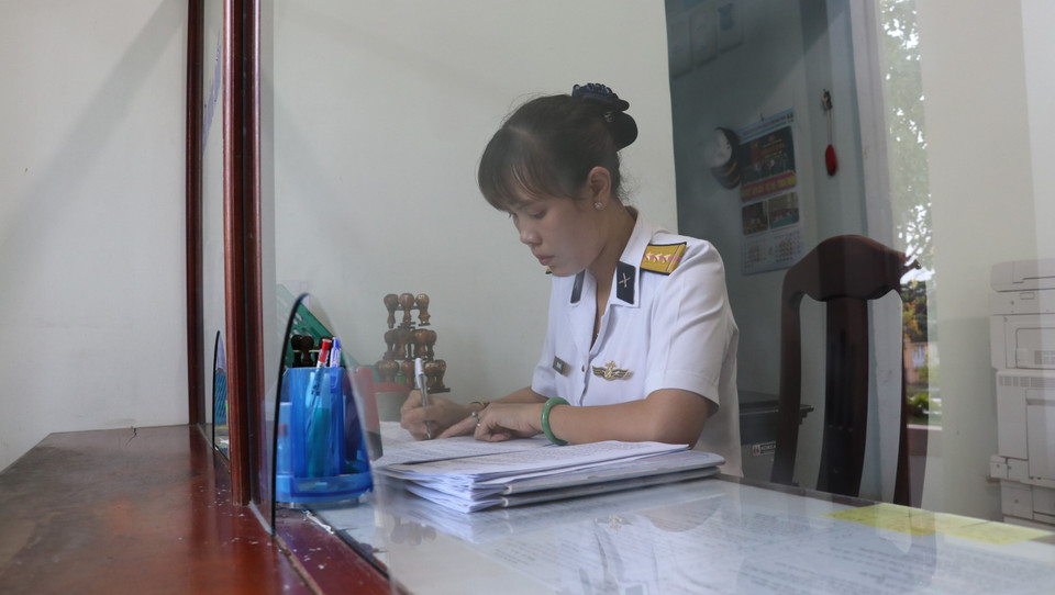 Thượng úy Trần Thị Thủy con gái duy nhất của liệt sỹ Trần Văn Phương công tác tại Lữ đoàn 146, Bộ Tư lệnh Vùng 4 Hải quân. (Ảnh: Sỹ Tuyên-Thắng Trung-Phan Sáu/TTXVN)