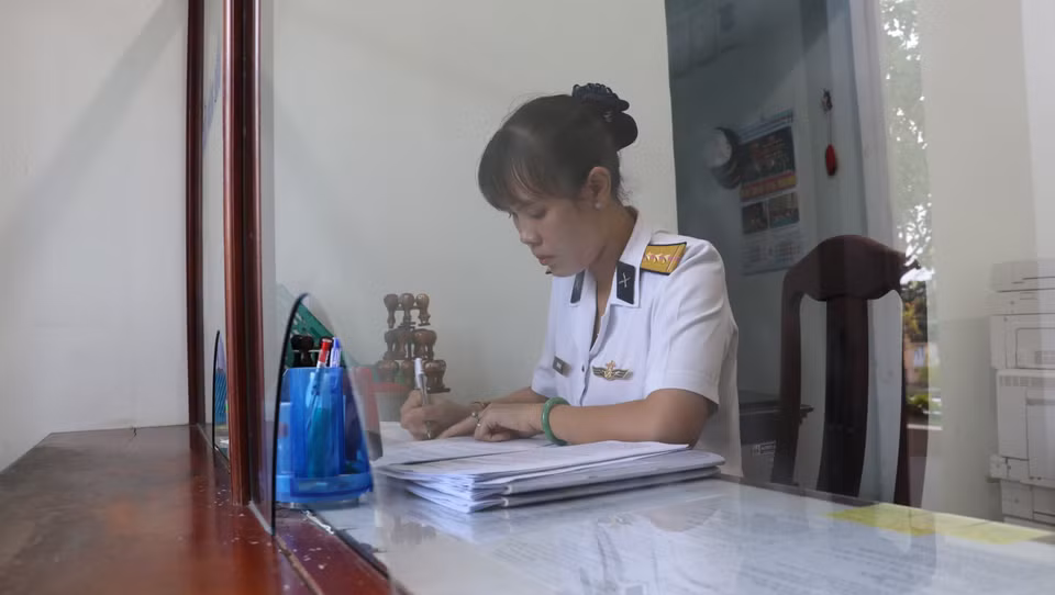 Thượng úy Trần Thị Thủy con gái duy nhất của liệt sỹ Trần Văn Phương công tác tại Lữ đoàn 146, Bộ Tư lệnh Vùng 4 Hải quân. (Ảnh: Sỹ Tuyên-Thắng Trung-Phan Sáu/TTXVN)