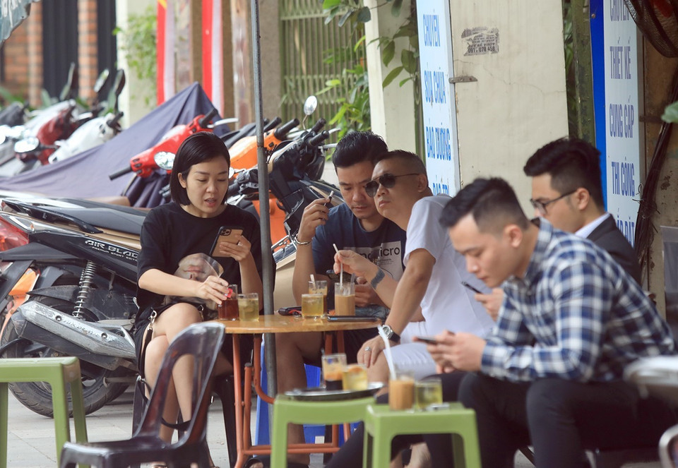 Ngồi càphê không chủ động phòng dịch đang là thói quen hiện hữu của người dân. (Ảnh: Phan Tuấn Anh/TTXVN)