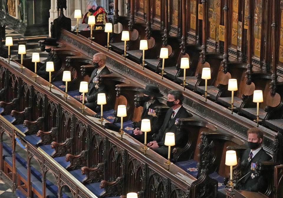 Nữ Hoàng Anh Elizabeth II, Hoàng tử Andrew, Công tước xứ York, Công chúa Anne, Công chúa Royal, Phó Đô đốc Timothy Laurence và Hoàng tử Harry, Công tước xứ Sussex tại tang lễ của Thân vương Philip ở nhà nguyện Thánh George trong lâu đài Windsor, phía Tây London, Anh ngày 17/4/2021. (Nguồn: AFP/TTXVN)