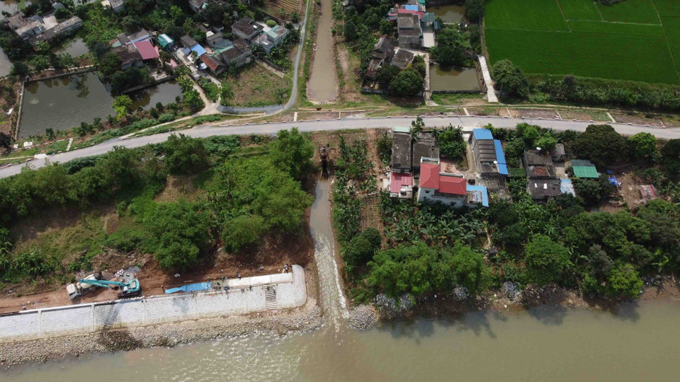 Kè An Lá (từ k4+800 - k5+943) thuộc tuyến đê tả Đào, xã Nghĩa An, huyện Nam Trực đang được triển khai thi công nhưng đang gặp khó khăn do còn 20 hộ dân chưa di dời nên chưa giải phóng mặt bằng thi công trên tổng chiều dài khoảng 500m. (Ảnh: Vũ Sinh/TTXVN)