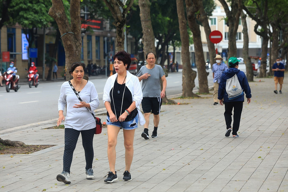 Nhiều người dân không đeo khẩu trang tại các khu vực công cộng. (Ảnh: Phan Tuấn Anh/TTXVN)