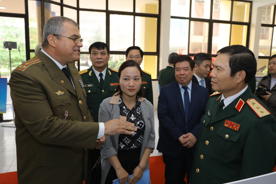 Đại biểu hai nước giao lưu tại buổi lễ. (Ảnh: Văn Điệp/TTXVN)