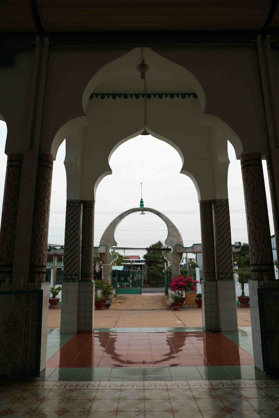 Thánh đường Hồi giáo Mubarak (An Giang) nhìn từ bên trong ra cổng. (Ảnh: Phạm Hậu/TTXVN)