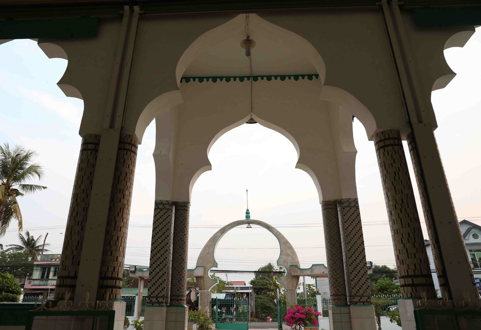 Thánh đường Hồi giáo Mubarak (An Giang) nhìn từ bên trong ra cổng. (Ảnh: Phạm Hậu/TTXVN)