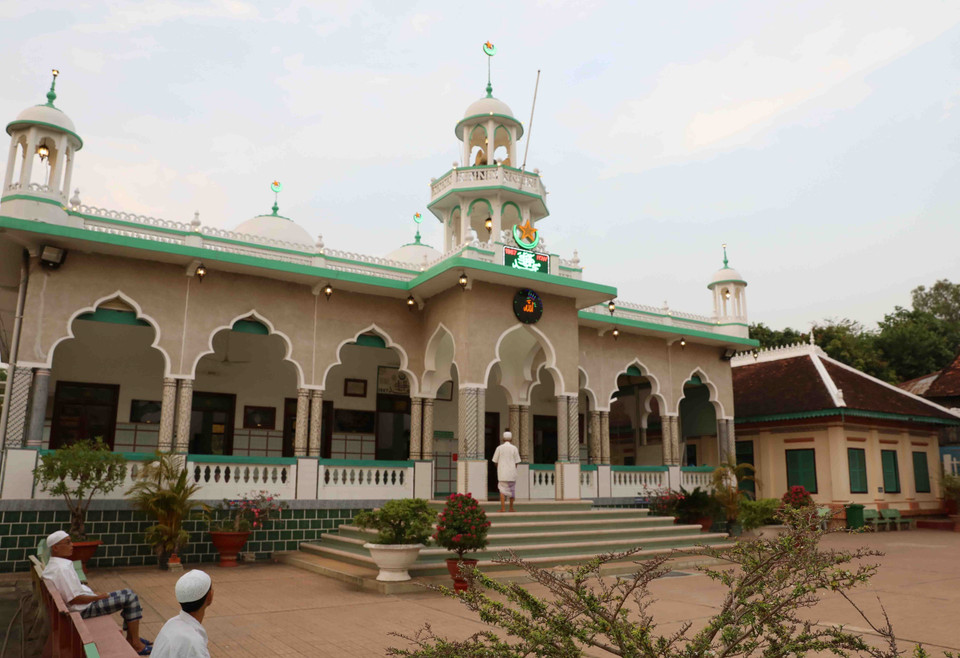 Thánh đường Hồi giáo Mubarak ở An Giang được thiết kế theo dạng 1 toà nhà rộng, với nhiều dẫy hành lang dài thẳng. (Ảnh: Phạm Hậu/TTXVN)