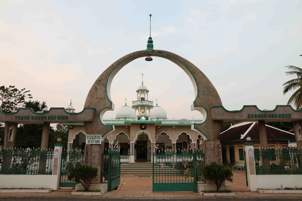 Thánh đường Hồi giáo Mubarak ở An Giang được thiết kế theo dạng 1 toà nhà rộng, với nhiều dẫy hành lang dài thẳng, gam màu chủ đạo là xanh và trắng, dọc hành lang là những bức tường trang trí hoạ tiết cùng với những dòng chữ chăm được trích từ kinh thánh. (Ảnh: Vũ Sinh/TTXVN)