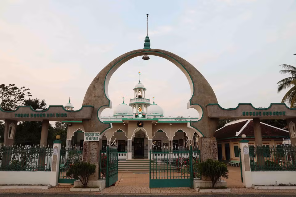 Thánh đường Hồi giáo Mubarak ở An Giang được thiết kế theo dạng 1 toà nhà rộng, với nhiều dẫy hành lang dài thẳng, gam màu chủ đạo là xanh và trắng, dọc hành lang là những bức tường trang trí hoạ tiết cùng với những dòng chữ chăm được trích từ kinh thánh. (Ảnh: Vũ Sinh/TTXVN)