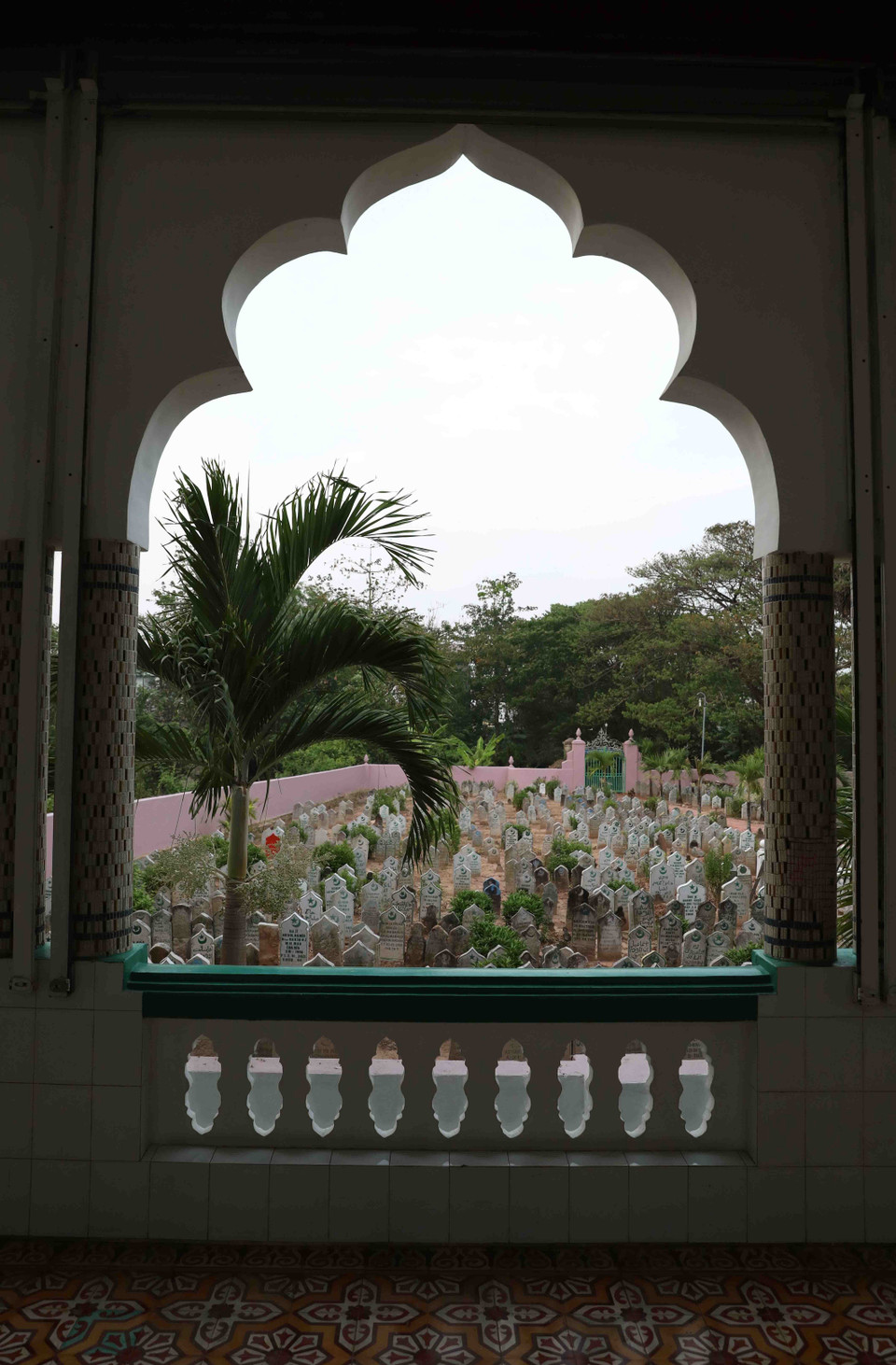 Nghĩa địa của người Chăm Hồi giáo ở tỉnh An Giang được đặt sát với thánh đường, ở đó được mai táng nhiều tầng, không phân biệt về mối quan hệ xã hội - sang hay hèn qua những ngôi mộ to hay nhỏ, mà đơn giản chỉ là mọi người nằm xuống chỉ có một cái mộ chí. (Ảnh: Phạm Hậu/TTXVN)