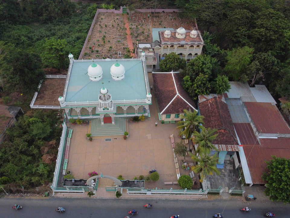 Thánh đường Hồi giáo Mubarak ở An Giang nhìn từ trên cao. (Ảnh: Vũ Sinh/TTXVN)