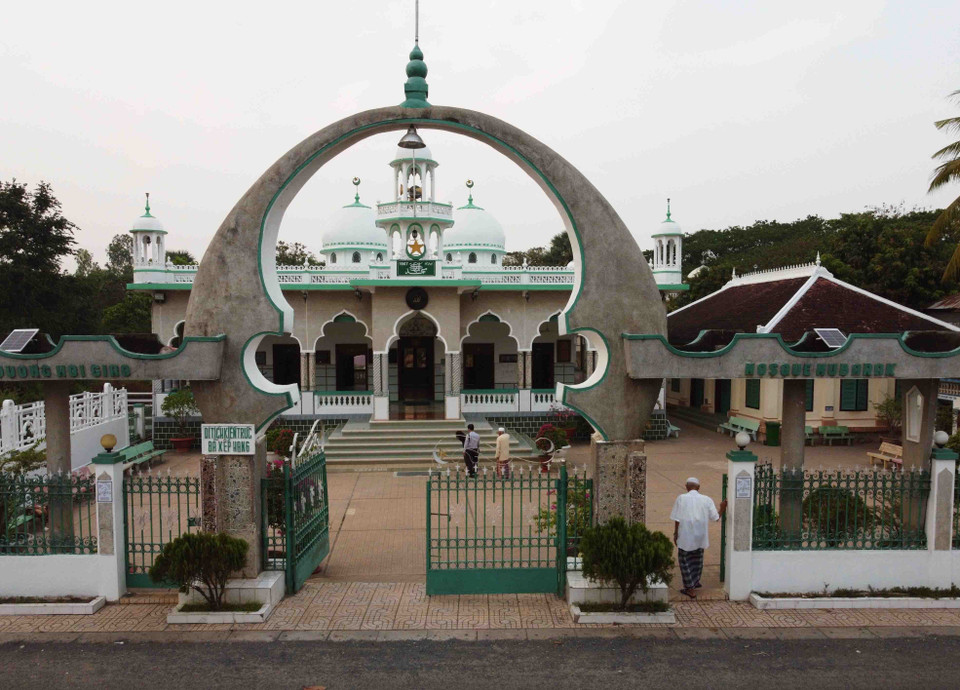 Thánh đường Hồi giáo Mubarak ở An Giang nhìn từ trên cao. (Ảnh: Vũ Sinh/TTXVN)