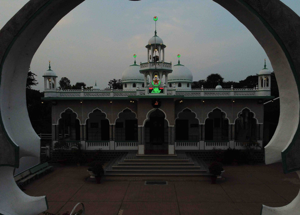 Với nét kiến trúc độc đáo, đậm bẳn sắc văn hóa của người Chăm và những lễ hội truyền thống mang tính đặc trưng cảu đạo Hồi mà thánh đường Mubarak đã được công nhận là kiến trúc nghệ thuật vào ngày 5/12/1989. (Ảnh: Vũ Sinh/TTXVN)