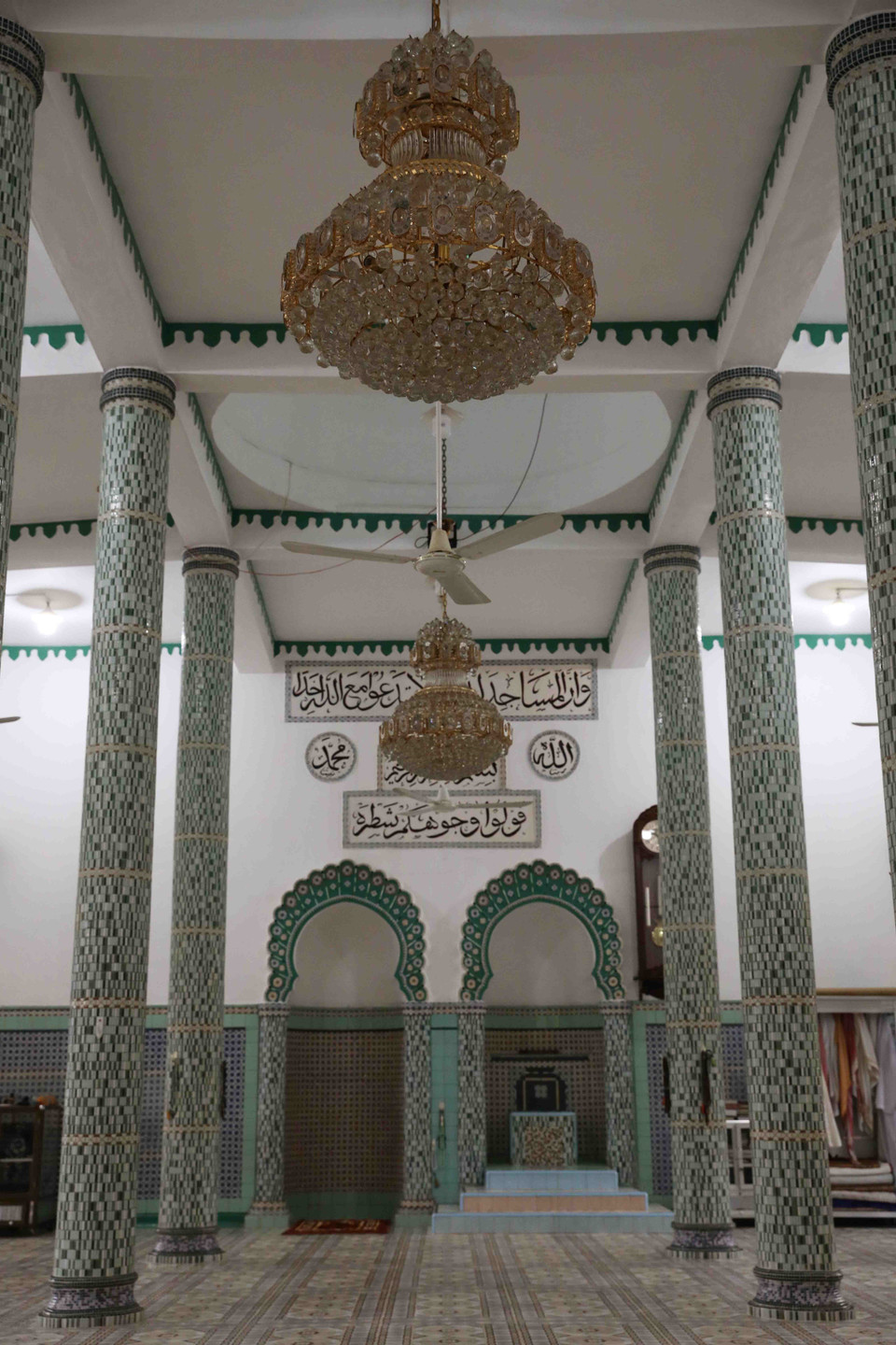 Không gian bên trong Thánh đường Hồi giáo Mubarak ở An Giang, với màu chủ đạo là màu xanh và màu trắng. (Ảnh: Phạm Hậu/TTXVN)