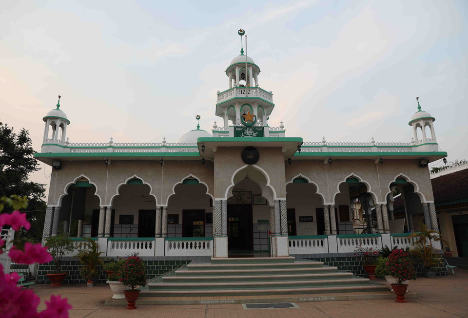 Thánh đường Hồi giáo Mubarak ở An Giang được thiết kế theo dạng 1 tòa nhà rộng, với nhiều dẫy hành lang dài thẳng, gam màu chủ đạo là xanh và trắng. (Ảnh: Phạm Hậu/TTXVN)