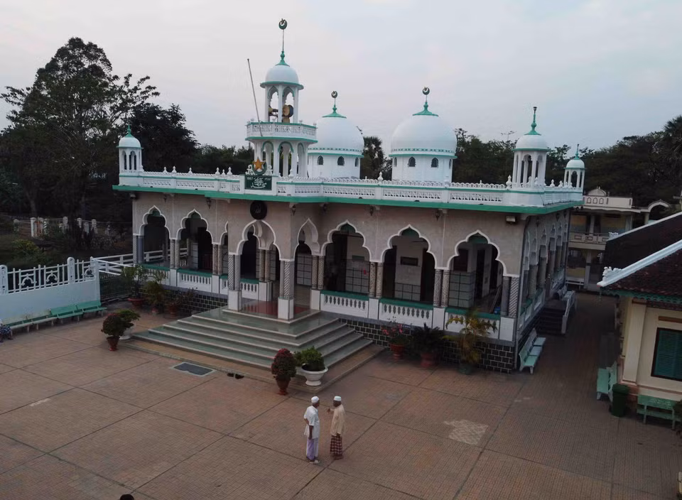 Mỗi năm, Thánh đường Hồi giáo Mubarak ở An Giang có 3 kỳ lễ lớn; Lễ sinh nhật Nhà tiên tri Mohammed, người sáng lập đạo Hồi, vào 12/3 Hồi lịch gọi là lễ Mâulút; Ngày tết của người Chăm, Hari Raya vào ngày 1/10 hồi lịch; Lễ Chay Ramadan từ ngày 1 đến 30/09 Hồi lịch. (Ảnh: Vũ Sinh – TTXVN