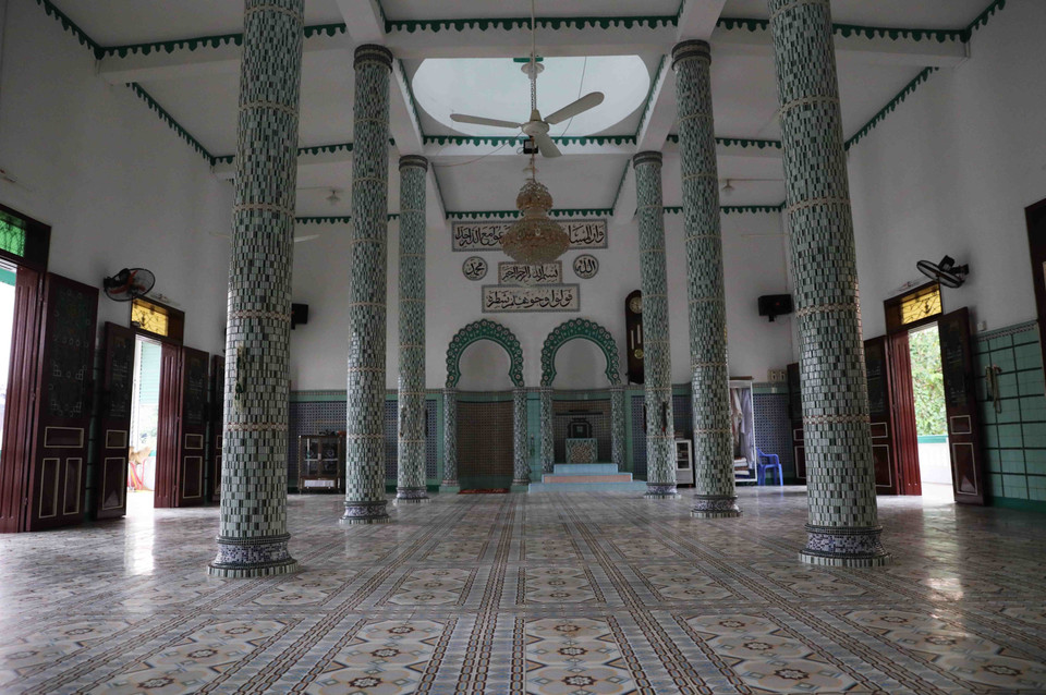 Không gian bên trong Thánh đường Hồi giáo Mubarak được thiết kế rộng và có nhiều cửa ra vào cùng 8 cây cột chắc chắn được đặt cân đối, là nơi tập trung đông người đến cầu nguyện. (Ảnh: Phạm Hậu/TTXVN)