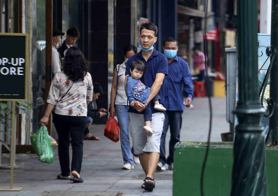 Nhiều người dân vẫn chưa nghiêm túc trong việc đeo khẩu trang. (Ảnh: Tuấn Đức/TTXVN)