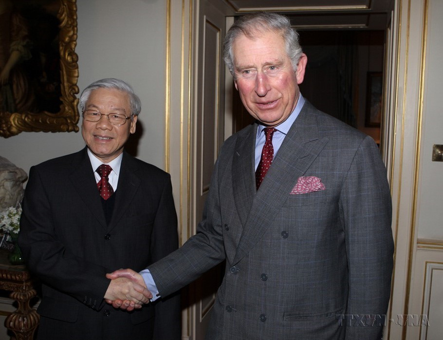 Tổng Bí thư Nguyễn Phú Trọng hội kiến Thái tử Anh Charles, ngày 23/1/2013, tại Thủ đô London, trong chuyến thăm chính thức tới Anh, tháng 1/2013. Đây là chuyến thăm có ý nghĩa đặc biệt quan trọng khi diễn ra đúng vào dịp hai nước kỷ niệm 40 năm thiết lập quan hệ ngoại giao và trùng với sự kiện 100 năm Chủ tịch Hồ Chí Minh lần đầu đặt chân tới nước Anh (năm 1913). (Ảnh: Trí Dũng/TTXVN)
