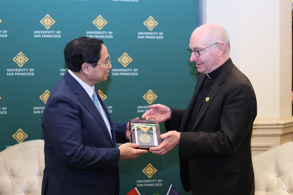 Hiệu trưởng Đại học San Francisco Paul J. Fitzgerald, S.J. tặng quà lưu niệm cho Thủ tướng Phạm Minh Chính. (Ảnh: Dương Giang/TTXVN)