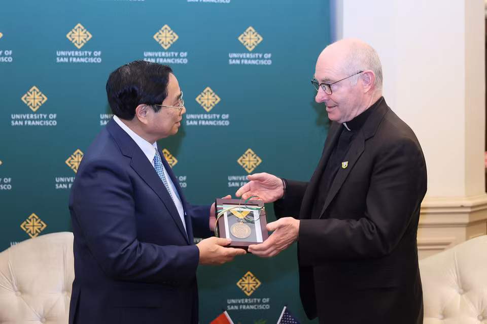 Hiệu trưởng Đại học San Francisco Paul J. Fitzgerald, S.J. tặng quà lưu niệm cho Thủ tướng Phạm Minh Chính. (Ảnh: Dương Giang/TTXVN)
