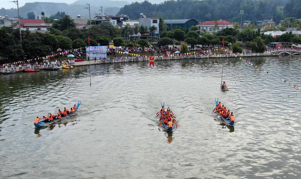 Sau 2 ngày tranh tài, Giải Nhất nội dung Đua thuyền đuôi én dành cho Nam thuộc về xã Ta Gia, Giải Nhì xã Khoen On, Giải Ba thuộc về xã Mường Kim. (Ảnh: Quý Trung/TTXVN)