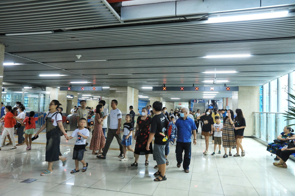 Đông đảo người dân đi trải nghiệm tuyến tàu điện Cát Linh-Hà Đông. (Ảnh: Tuấn Anh/TTXVN)