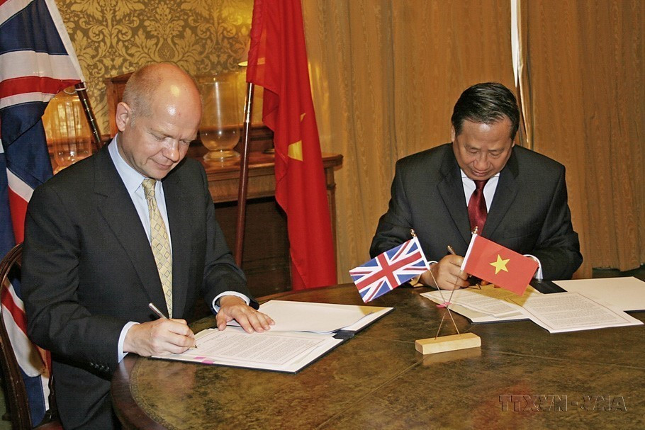 Chiều 8/9/2010, tại London, Phó Thủ tướng, Bộ trưởng Ngoại giao Phạm Gia Khiêm và Bộ trưởng Ngoại giao Anh William Hague ký Tuyên bố chung, chính thức nâng cấp quan hệ Việt Nam-Anh lên Đối tác Chiến lược. (Ảnh: Vũ Hội/TTXVN)