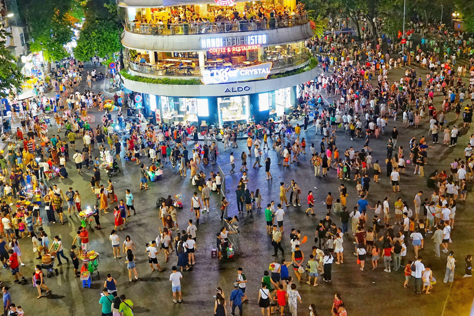 Trong dịp nghỉ lễ 2/9, tuyến phố đi bộ quanh hồ Hoàn Kiếm đã thu hút hàng vạn người dân và du khách. (Ảnh: Khánh Hòa/TTXVN)