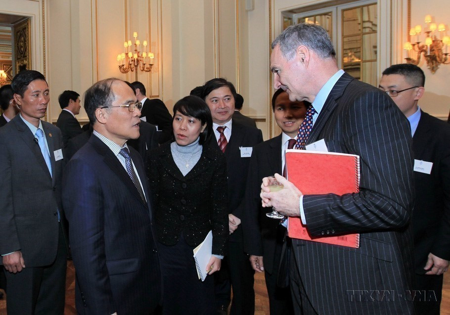 Trong khuôn khổ chuyến thăm chính thức Vương quốc Anh, chiều 8/12/2012, tại London, Chủ tịch Quốc hội Nguyễn Sinh Hùng gặp và làm việc với Chủ tịch Hạ viện Anh John Bercow. (Ảnh: Nhan Sáng/TTXVN)