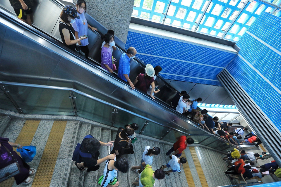 Đông đảo người dân trải nghiệm tuyến tàu điện Cát Linh-Hà Đông. (Ảnh: Tuấn Anh/TTXVN)