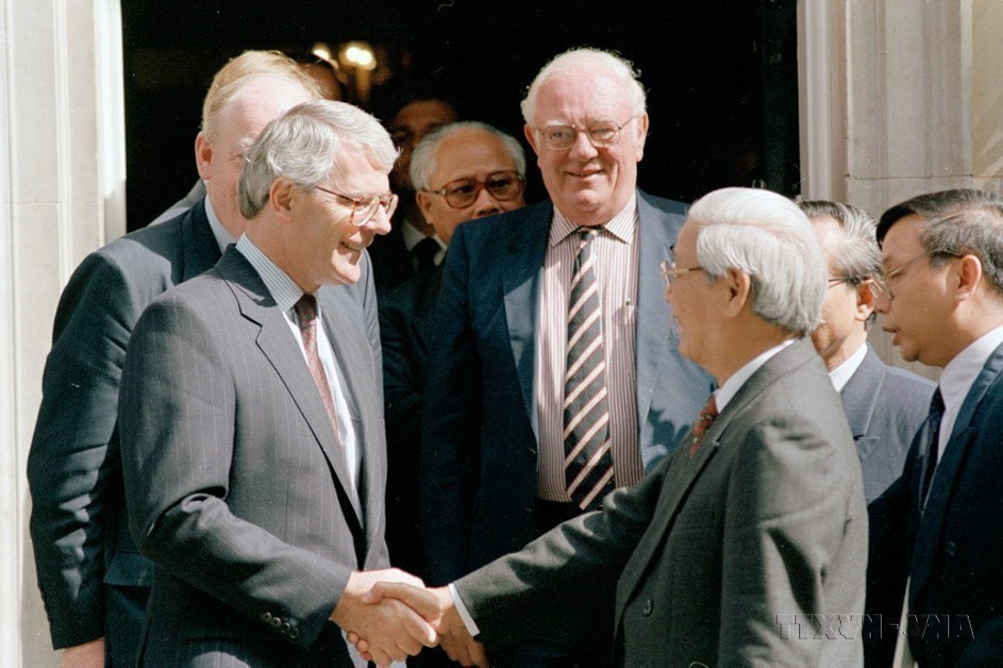 Lễ đón Thủ tướng Võ Văn Kiệt thăm chính thức Vương quốc Anh được tổ chức trọng thể theo nghi thức Nhà nước tại Thủ đô London, ngày 5/7/1993. (Ảnh: Minh Đạo/TTXVN)