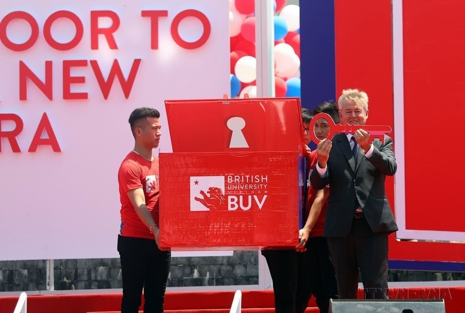 Ngày 15/9/2018, tại khu đô thị Ecopark (Văn Giang - Hưng Yên) diễn ra lễ khánh thành khuôn viên trường Đại học Anh quốc Việt Nam (BUV). Đây là trường Đại học đầu tiên và duy nhất tại Việt Nam cung cấp chương trình đạo tạo cử nhân và nhận bằng trực tiếp từ Anh quốc. (Ảnh: TTXVN)