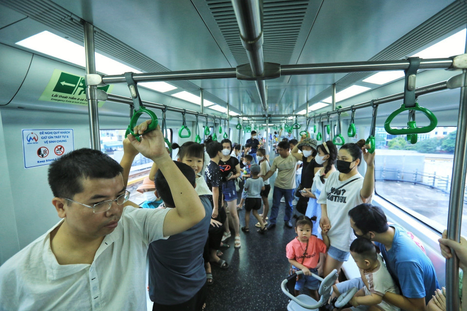 Đông đảo người dân trải nghiệm tàu điện Cát Linh-Hà Đông. (Ảnh: Tuấn Anh/TTXVN)