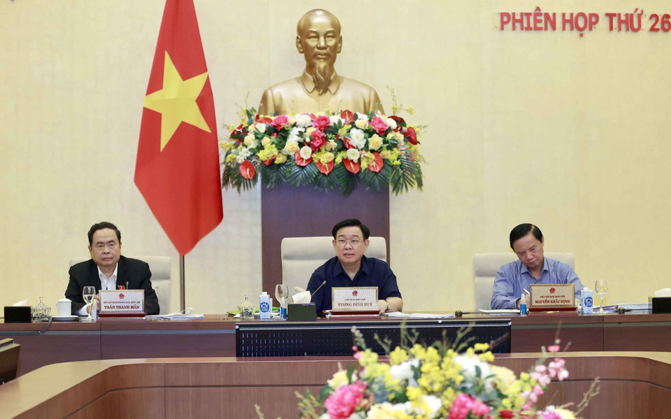 Tiếp tục Phiên họp thứ 26, sáng 18/9, tại Nhà Quốc hội, Ủy ban Thường vụ Quốc hội xem xét các báo cáo của Chính phủ, Tòa án Nhân dân Tối cao, Viện Kiểm sát Nhân dân Tối cao, Kiểm toán Nhà nước và báo cáo của Tổng Thư ký Quốc hội tổng hợp nội dung thẩm tra của Hội đồng Dân tộc, các Ủy ban của Quốc hội về việc thực hiện một số nghị quyết của Quốc hội khóa XIV về giám sát chuyên đề, chất vấn từ đầu nhiệm kỳ khóa XV đến hết kỳ họp thứ 4 (trong đó có nội dung kết quả thực hiện Nghị quyết số 74/2022/QH15 ngày 15/11/2022 của Quốc hội về đẩy mạnh việc thực hiện chính sách, pháp luật về thực hành tiết kiệm, chống lãng phí) và cho ý kiến về dự án Luật Lưu trữ (sửa đổi). (Ảnh: Doãn Tấn/TTXVN)