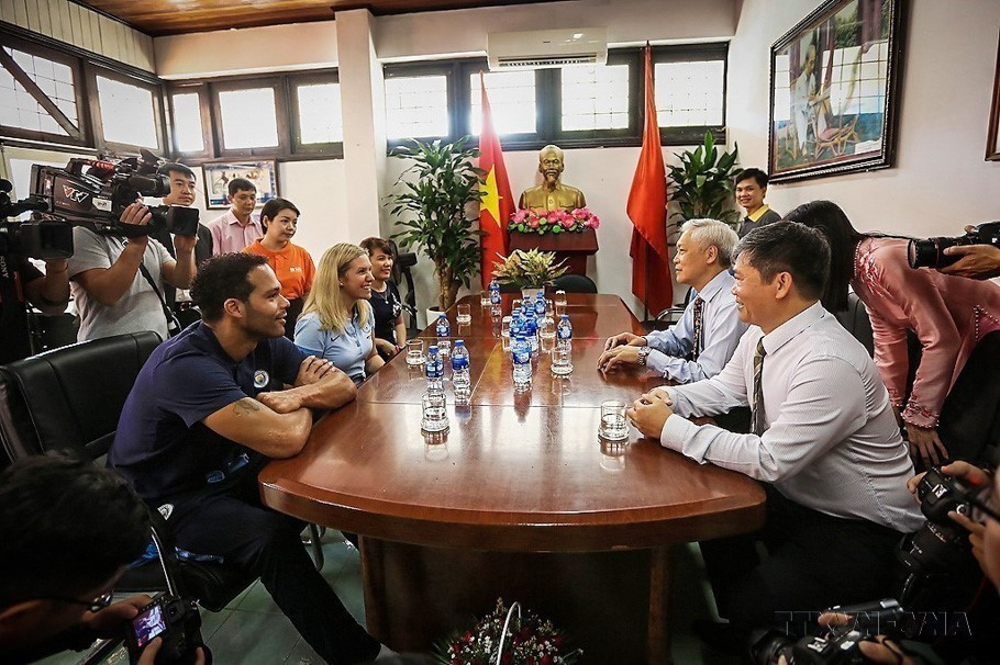 Giao lưu giữa cựu danh thủ Anh Joleon Lescott gặp gỡ lãnh đạo Làng trẻ em SOS Hà Nội (2018). (Ảnh: Trọng Đạt/TTXVN)