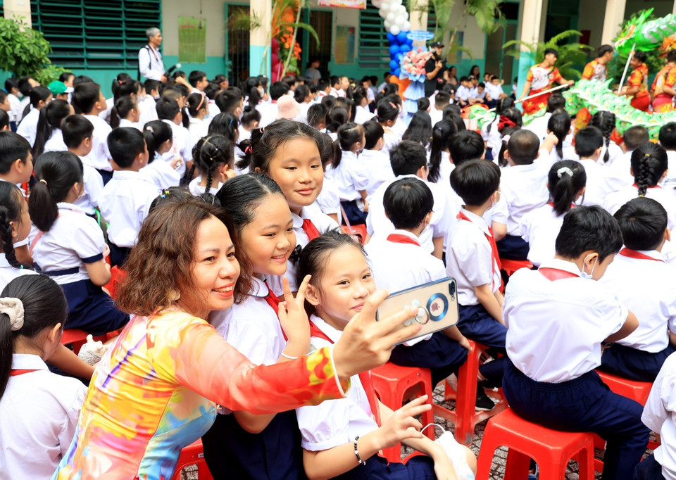 Giáo viên, học sinh Thành phố Hồ Chí Minh hân hoan chào đón năm học mới 2023-2024. (Ảnh: Hồng Đạt/TTXVN)