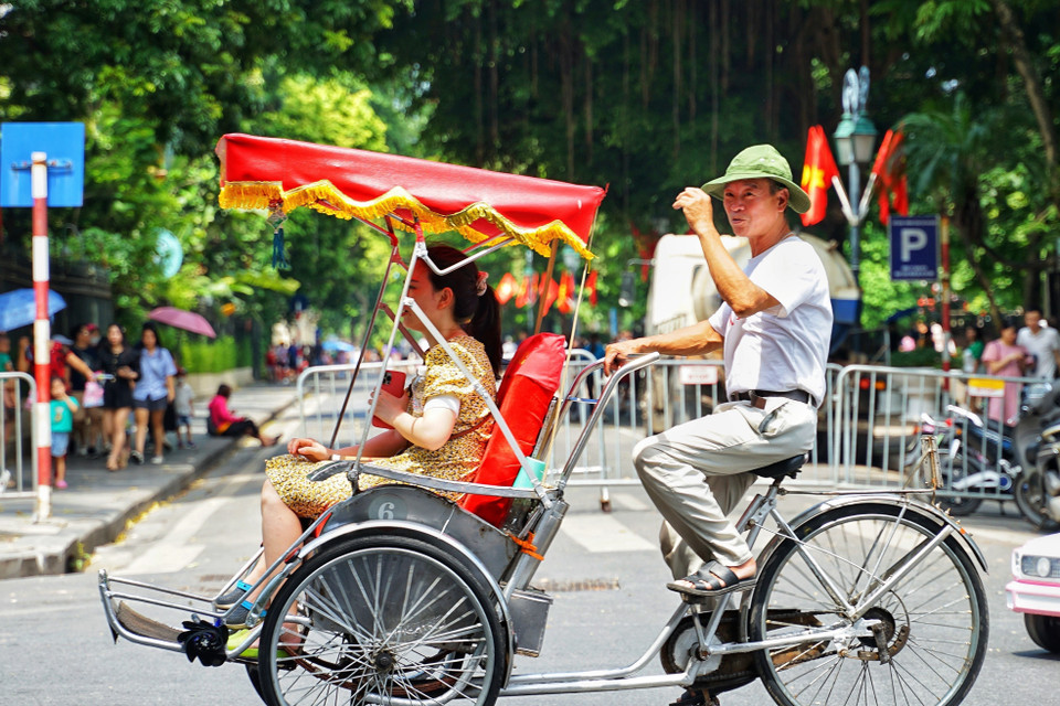 Khách du lịch thăm quan Hà Nội vào Thu trong dịp nghỉ Lễ 2/9. (Ảnh: Khánh Hòa/TTXVN)