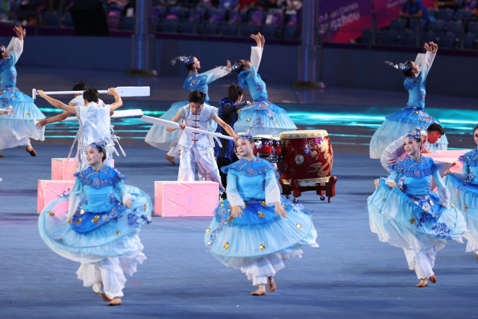 Tiết mục biểu diễn tại Lễ khai mạc Đại hội Thể thao châu Á-ASIAD 19 trên Sân vận động Olympic thành phố Hàng Châu (Trung Quốc). (Ảnh: Hoàng Linh/TTXVN)