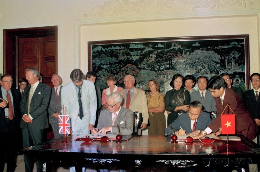 Bộ trưởng Ngoại giao Nguyễn Mạnh Cầm và Bộ trưởng Ngoại giao Anh Douglas Hurd ký Thỏa thuận về viện trợ tài chính của Chính phủ Anh cho Việt Nam, ngày 15/9/1994, tại Hà Nội. (Ảnh: Kim Hùng/TTXVN)