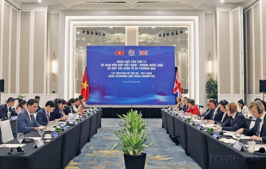 Khóa họp lần thứ 13 Ủy ban Hỗn hợp về Hợp tác Kinh tế và Thương mại Việt Nam-Vương quốc Anh (JETCO13) dưới sự chủ trì của Thứ trưởng Bộ Công Thương Việt Nam Phan Thị Thắng và Quốc vụ khanh Bộ Kinh doanh và Thương mại Vương quốc Anh Nigel Huddlesto (Hà Nội, 8/2023). (Ảnh: TTXVN phát)